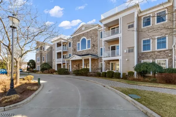 5 Tenakill Pk Dr #301, Cresskill Boro, NJ 07626