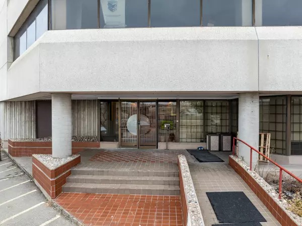 Toronto C06, ON M3H 2V2,2 Tippett RD #First floor