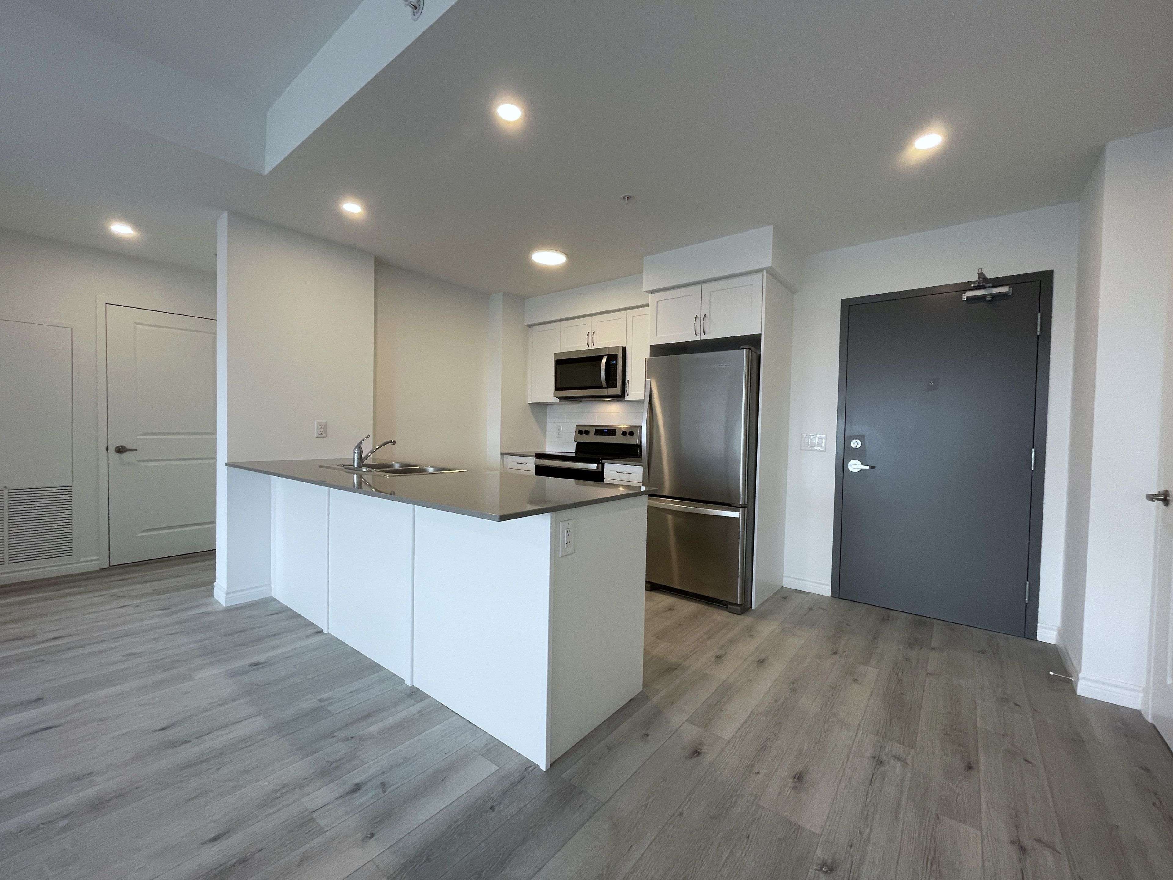 Barrie, ON L4N 0J8,30 Hanmer ST W #810