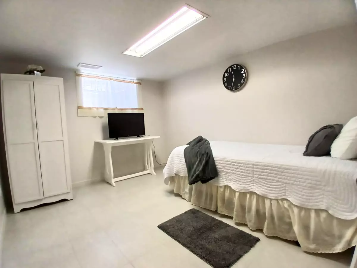 Toronto E03, ON M4K 3W8,931 Pape AVE #Lower