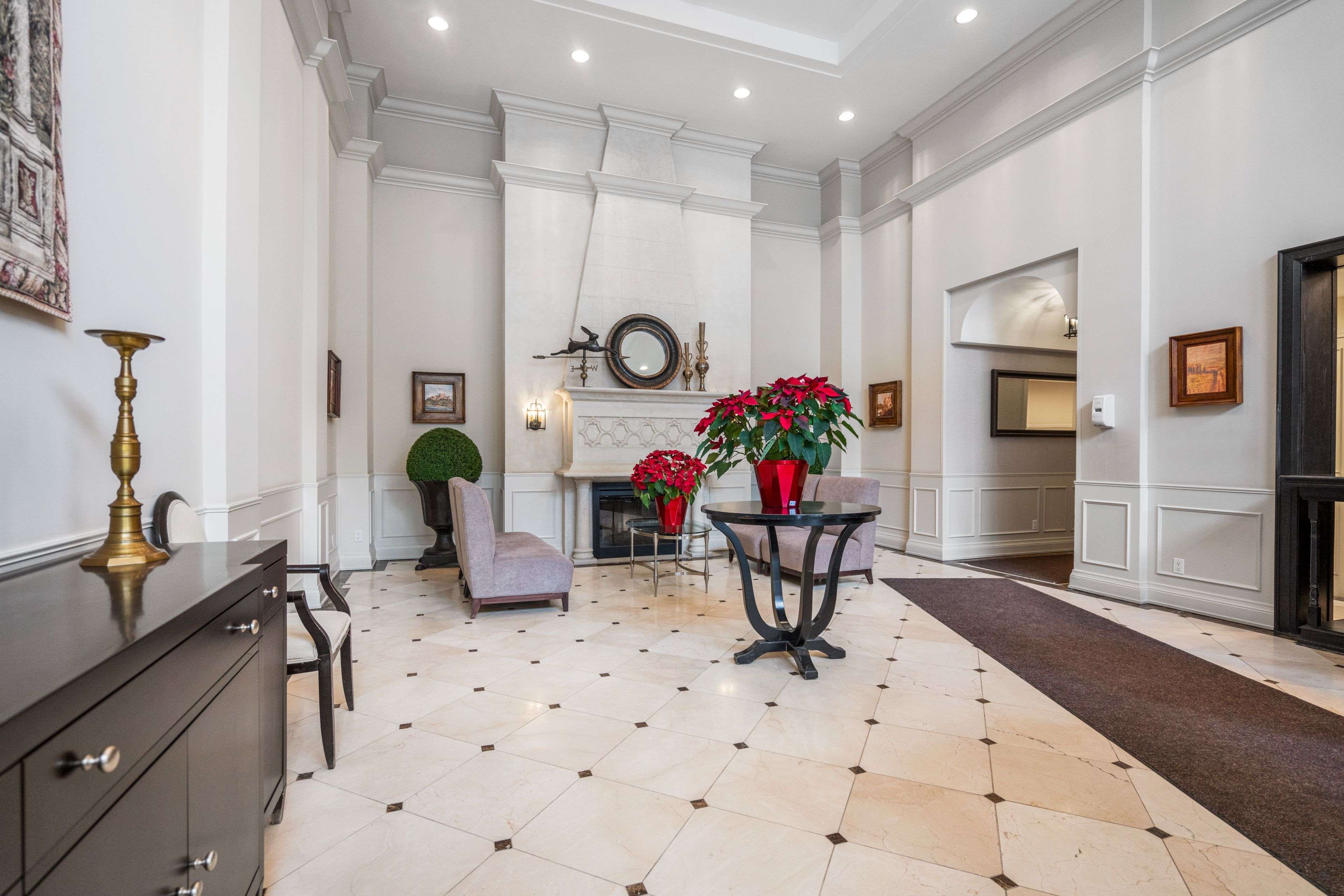 Richmond Hill, ON L4C 0T5,350 Red Maple RD #613