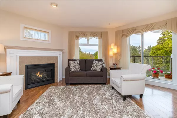 Esquimalt, BC V9A 7M3,1085 Tillicum Rd #307