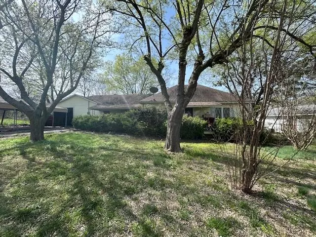 Whitewright, TX 75491,507 W Locust Street
