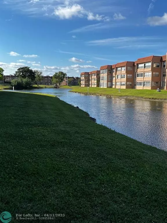 9661 Sunrise Lakes Blvd #105, Sunrise, FL 33322