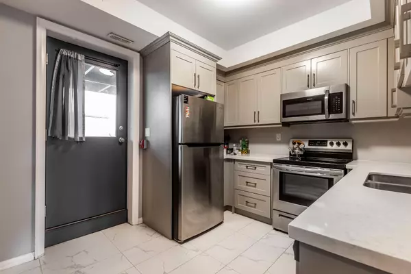 Hamilton, ON L8R 1N3,144 Wellington ST N #2