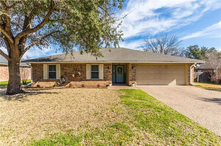 245 Cross Country Drive, Hewitt, TX 76643
