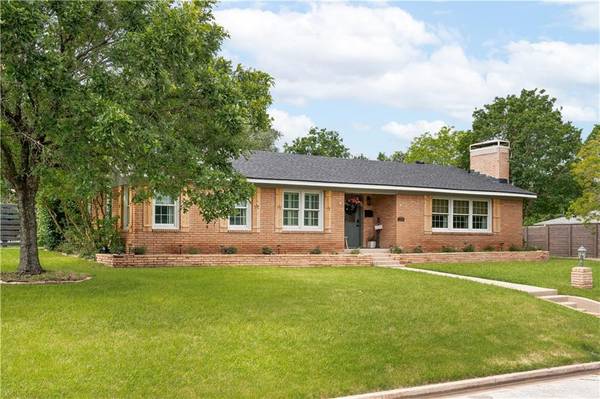 2208 Lake Ridge Circle,  Waco,  TX 76710