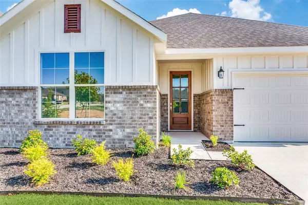 8216 Tomcat Trail,  Godley,  TX 76044