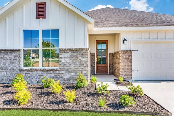 8216 Tomcat Trail,  Godley,  TX 76044