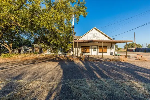 201 S 1st Street, Leroy, TX 76654
