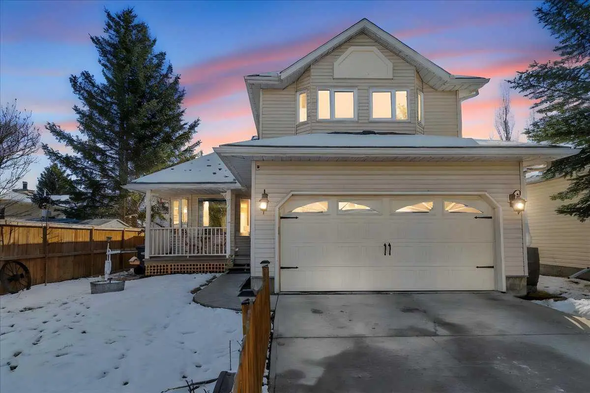 201 Hunters PL, Okotoks, AB T1S 1K8