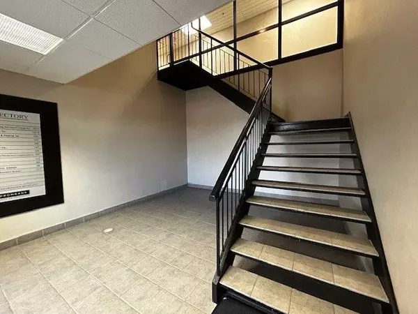 Mississauga, ON M6S 5B5,505 Queensway AVE ##215