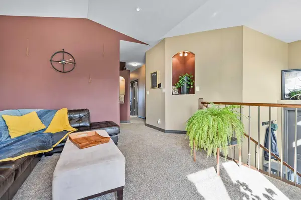 24 Hammond Close, Sylvan Lake, AB T4S 0C7