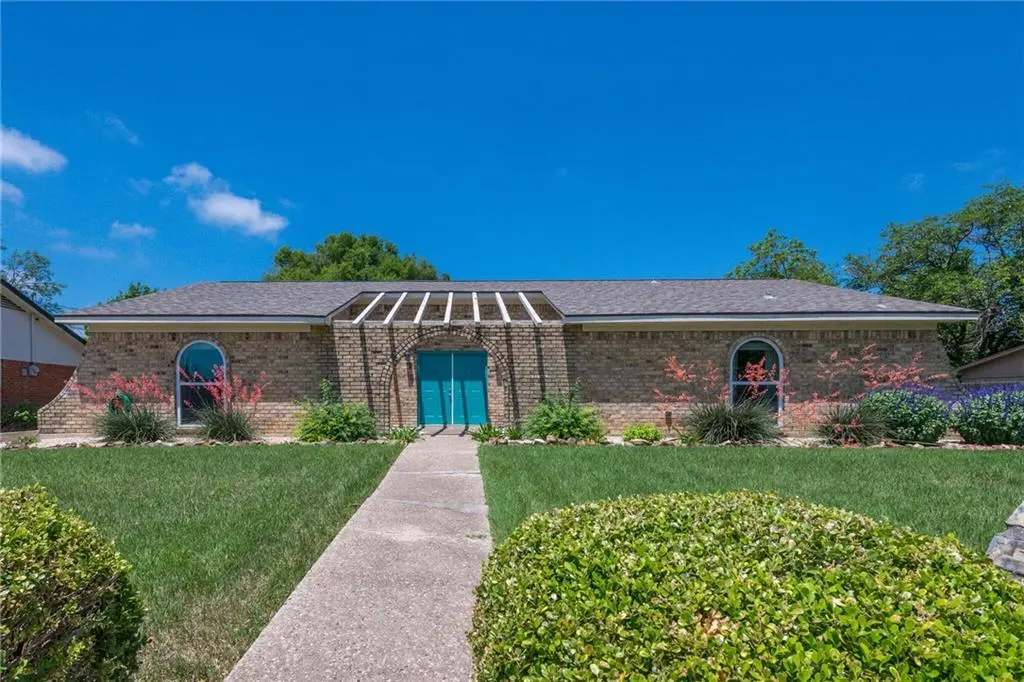 220 Crestwood Drive, Hewitt, TX 76643