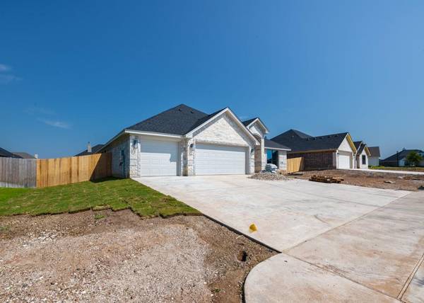 809 Sunnys Halo Drive, Hewitt, TX 76643