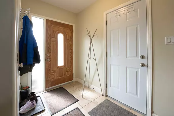 Lethbridge, AB T1K 0W1,762 Heritage BLVD W #53