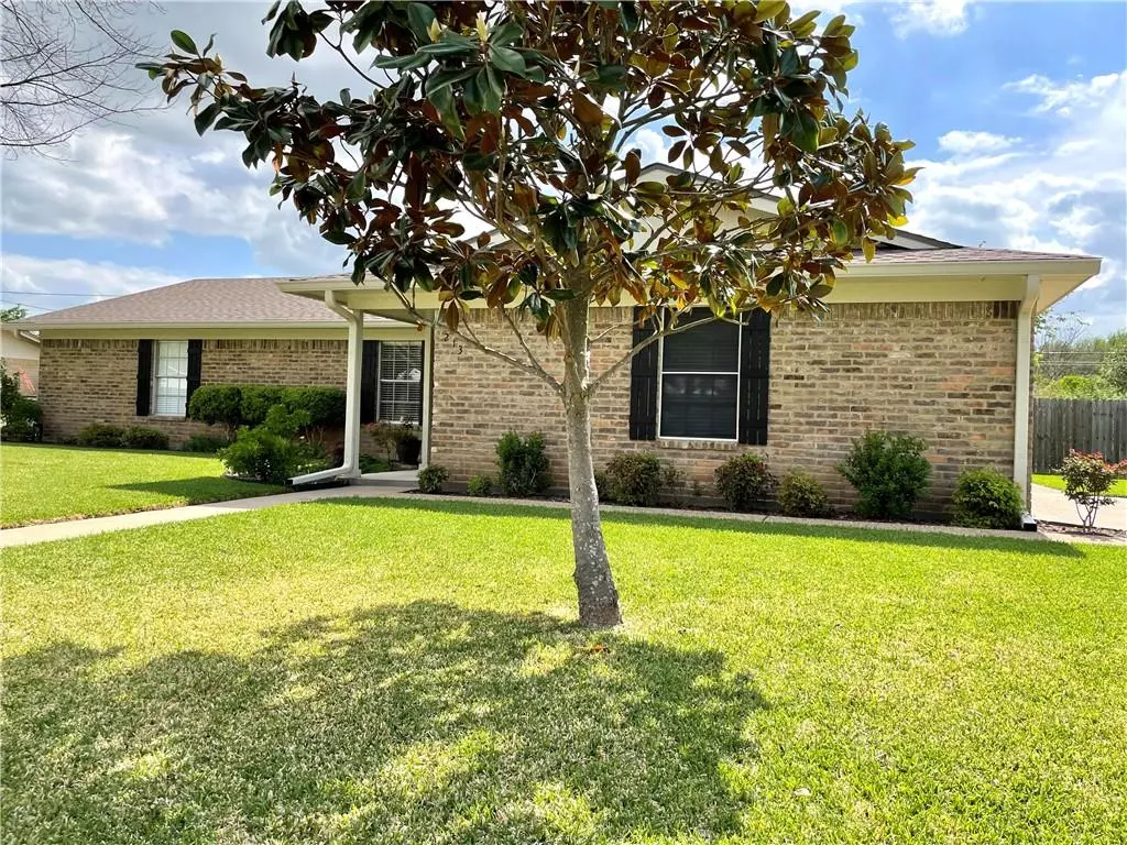 Hewitt, TX 76643,213 Travis Lane