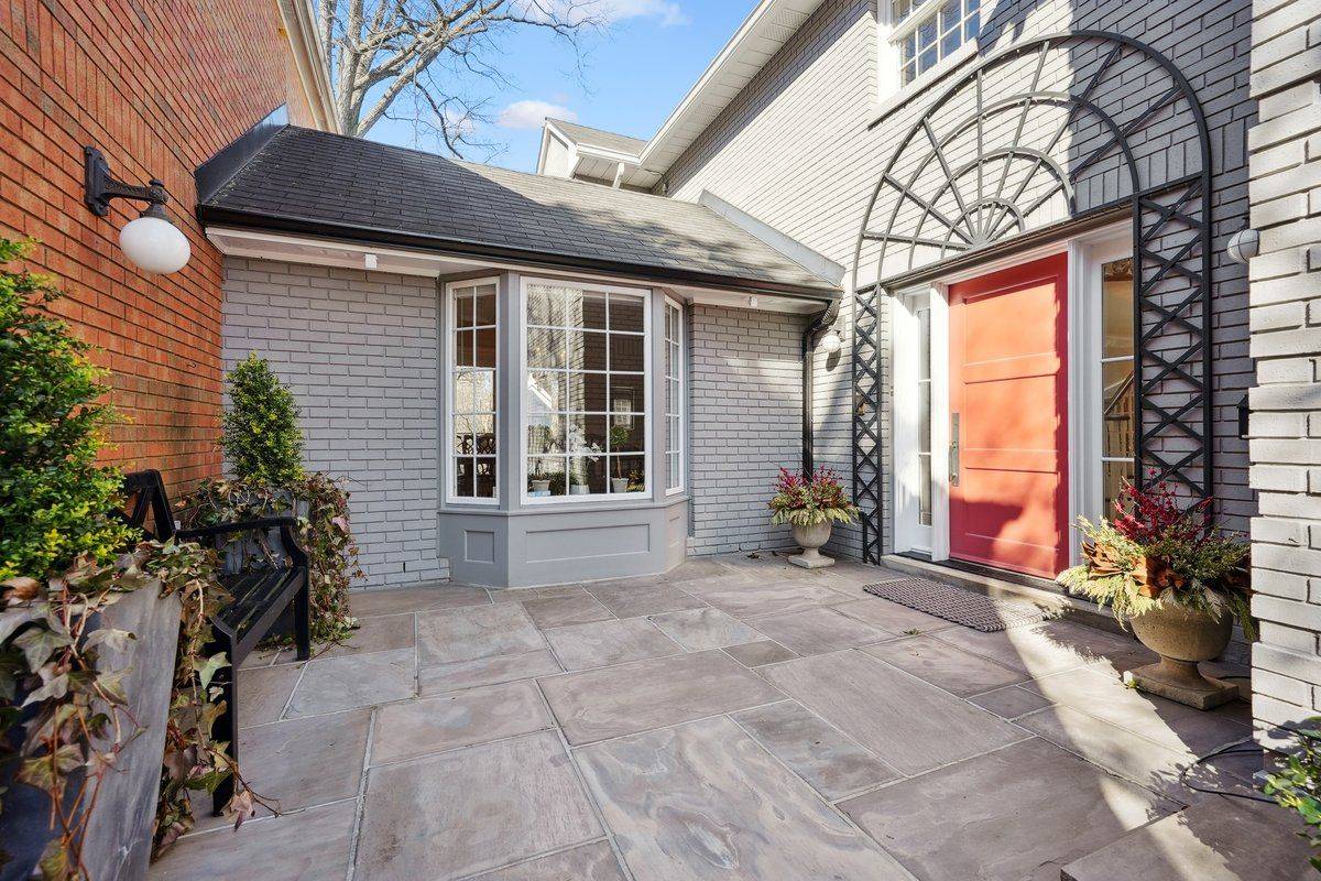 Toronto C09, ON M4T 1H3,70 Inglewood DR