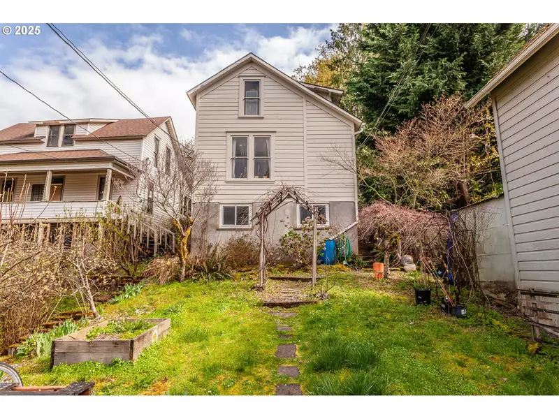 228 MONROE ST, Oregon City, OR 97045