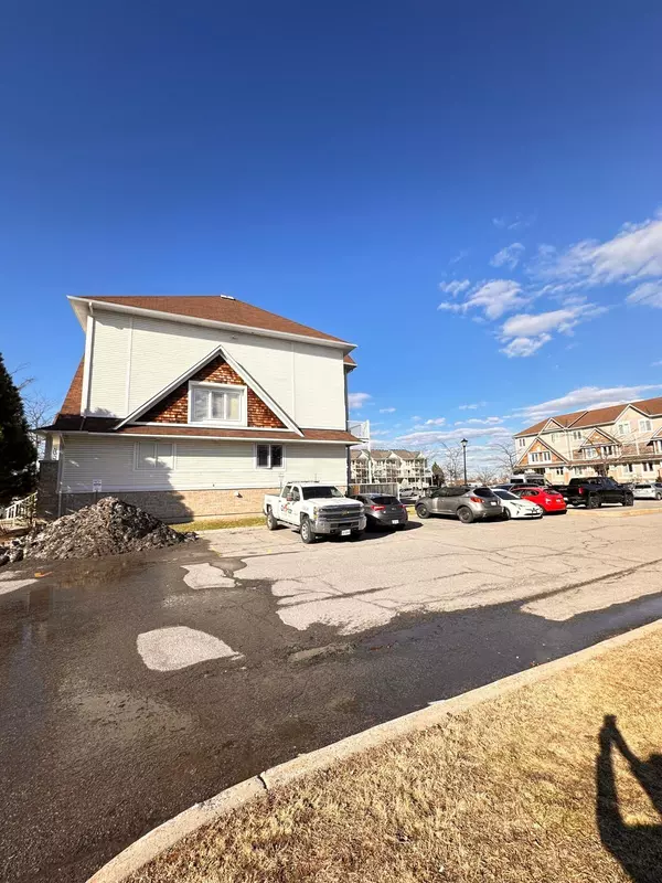 Orleans - Cumberland And Area, ON K4A 0B7,635 Louis Toscano DR #39
