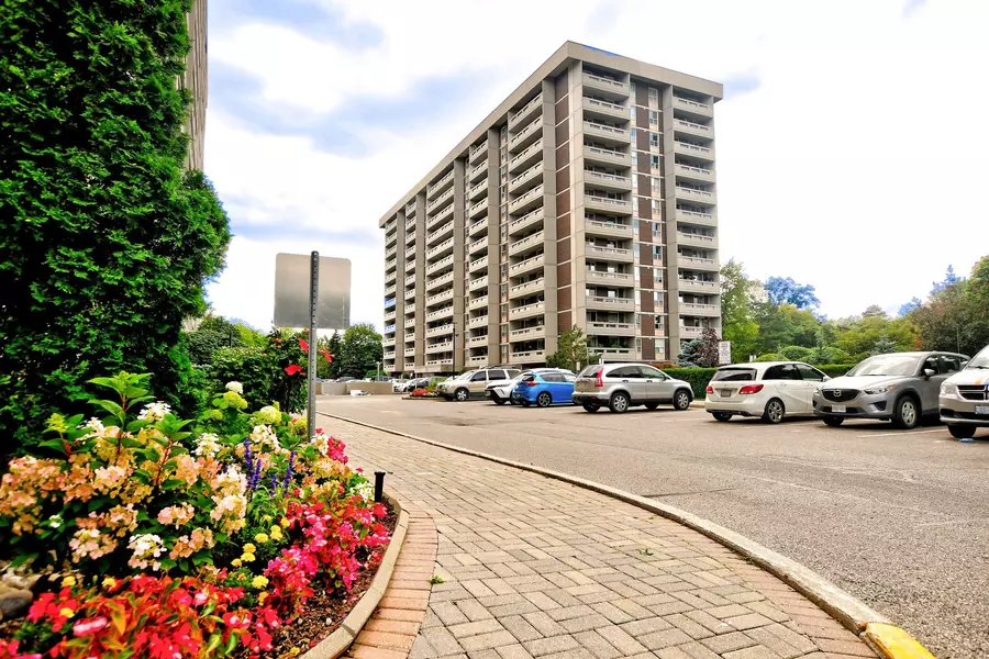 60 Inverlochy BLVD #806, Markham, ON L3T 4T7