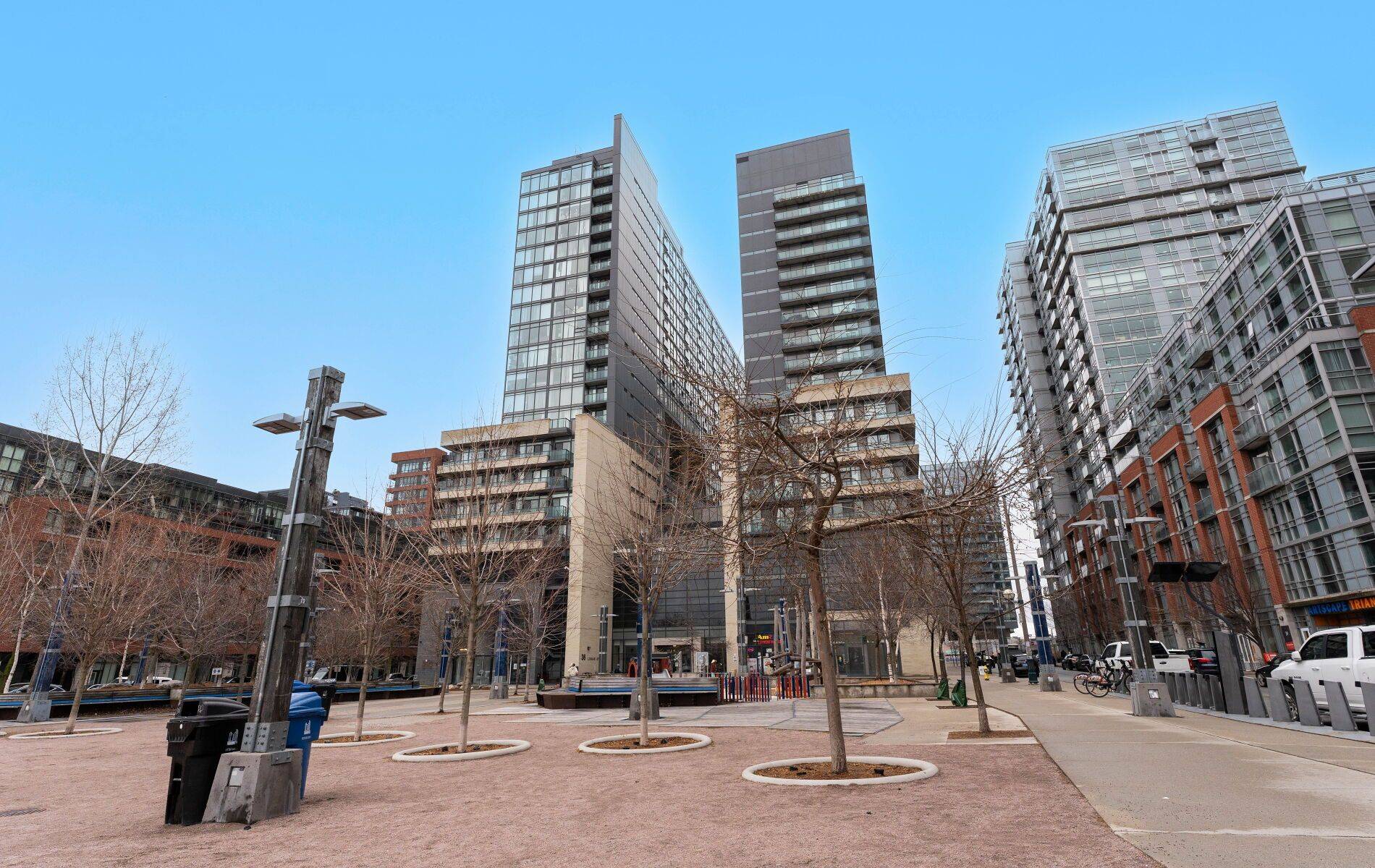 Toronto C01, ON M6J 0C7,36 Lisgar ST #521E
