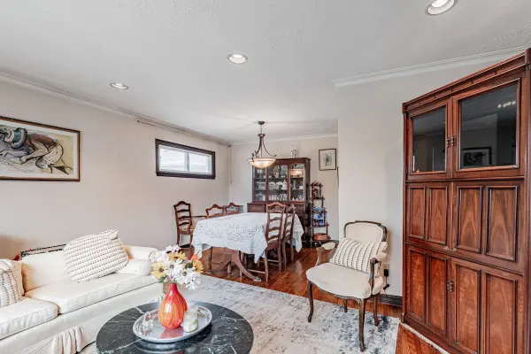 Toronto C06, ON M3H 2J8,41 Bainbridge AVE