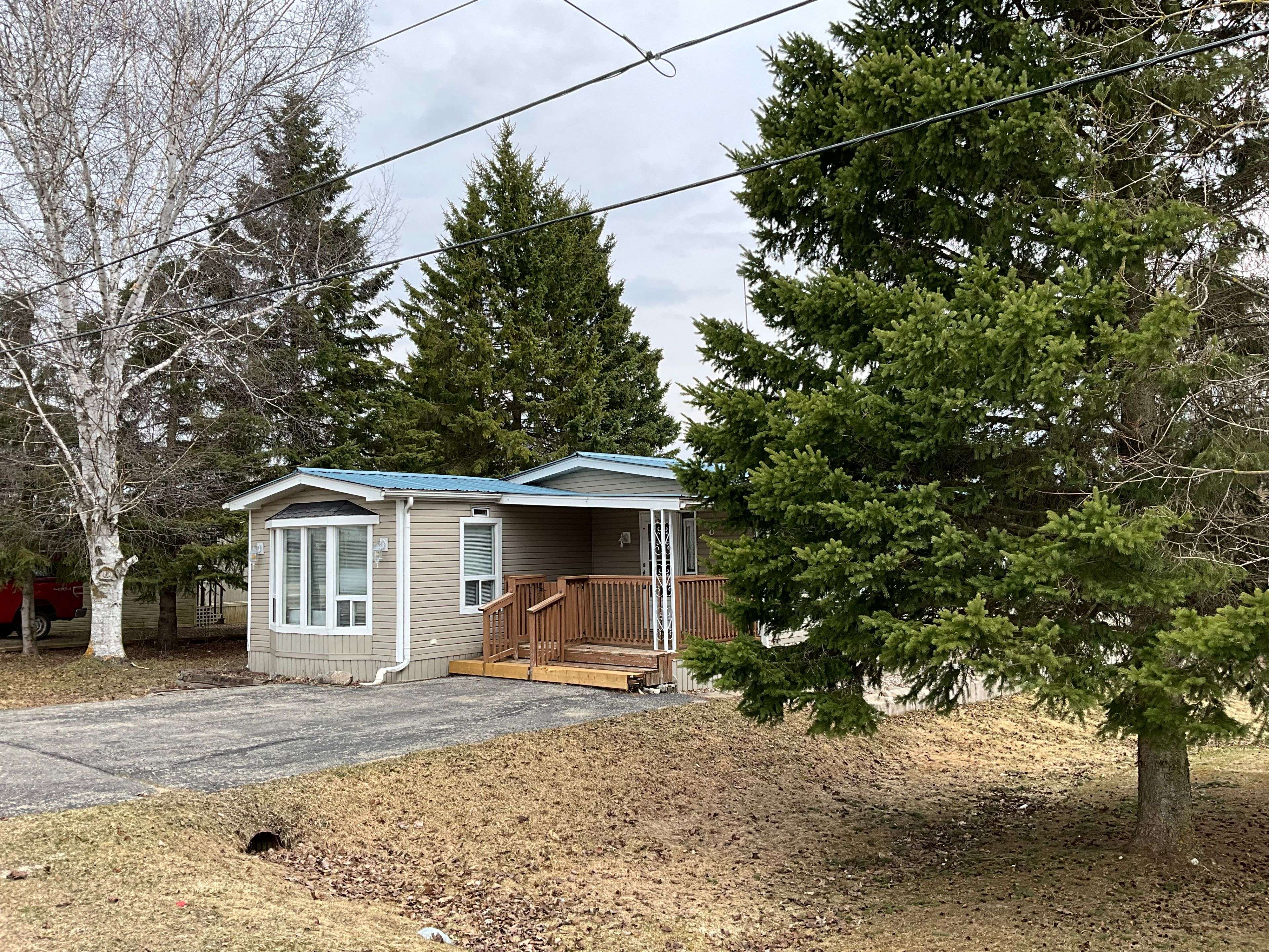 Wellington North, ON N0G 2L0,8 Grand  Vista DR