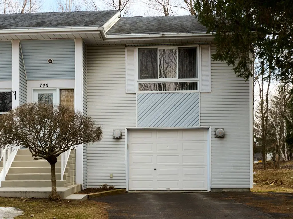 Hawkesbury, ON K6A 3M1,740 Berthiaume ST E