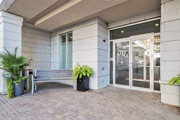 Vanier And Kingsview Park, ON K1L 0A8,70 Landry ST #1204