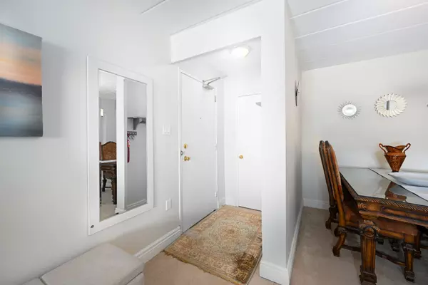 Burlington, ON L7R 1J6,2422 New ST #9