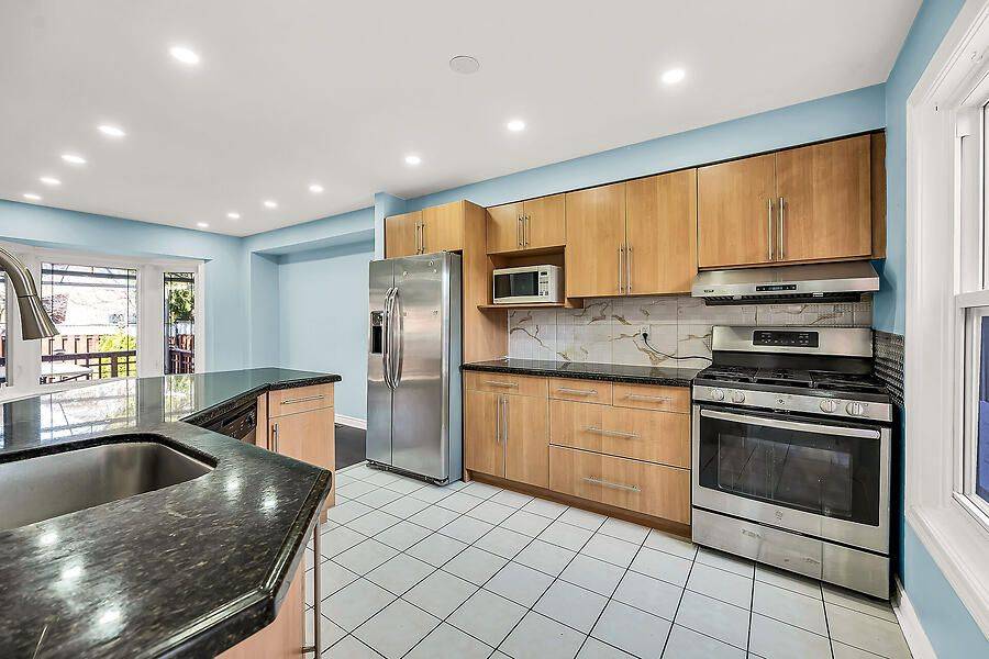 Brampton, ON L6R 1C4,39 Blue Spruce ST