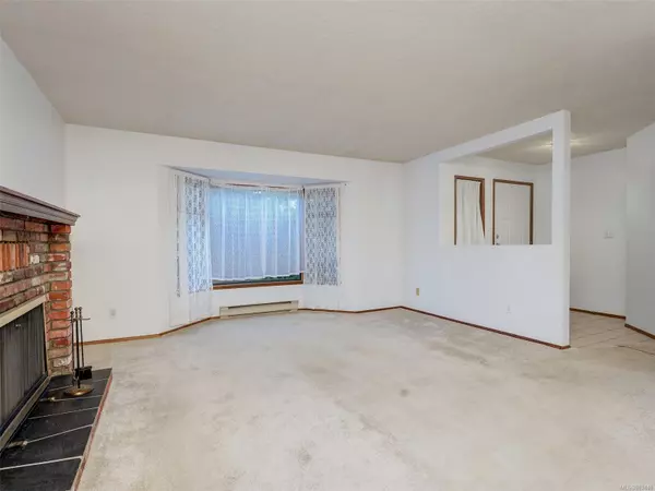 Saanich, BC V8X 1L5,4253 Quadra St