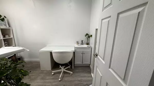 Toronto E10, ON M1E 2N8,4508 Kingston RD #Room 1