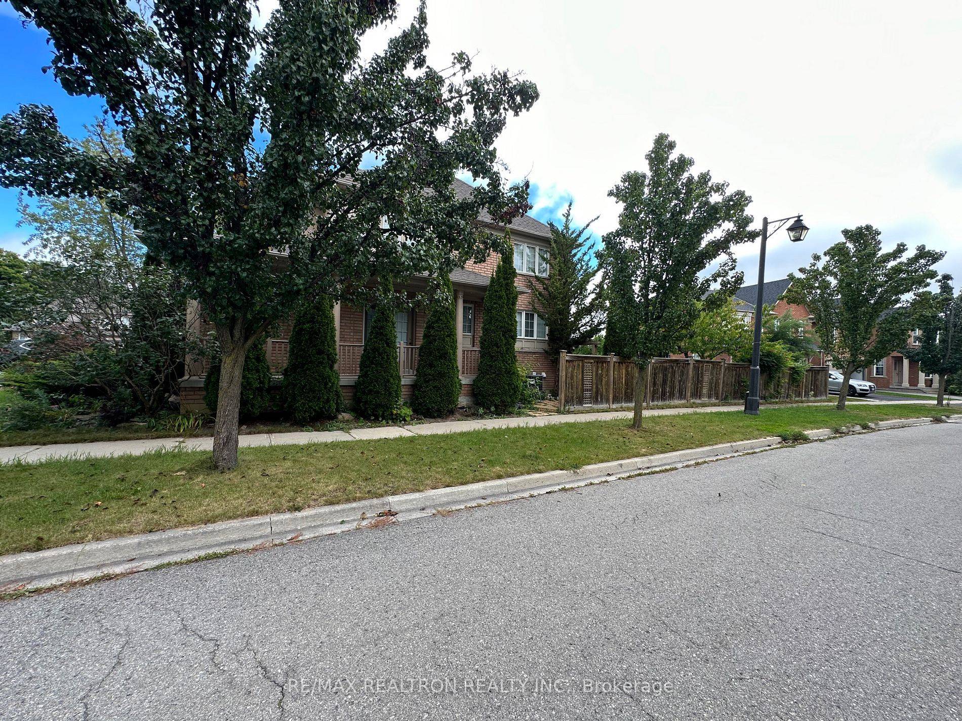 Richmond Hill, ON L4E 4K9,3 Lisa Brown CT