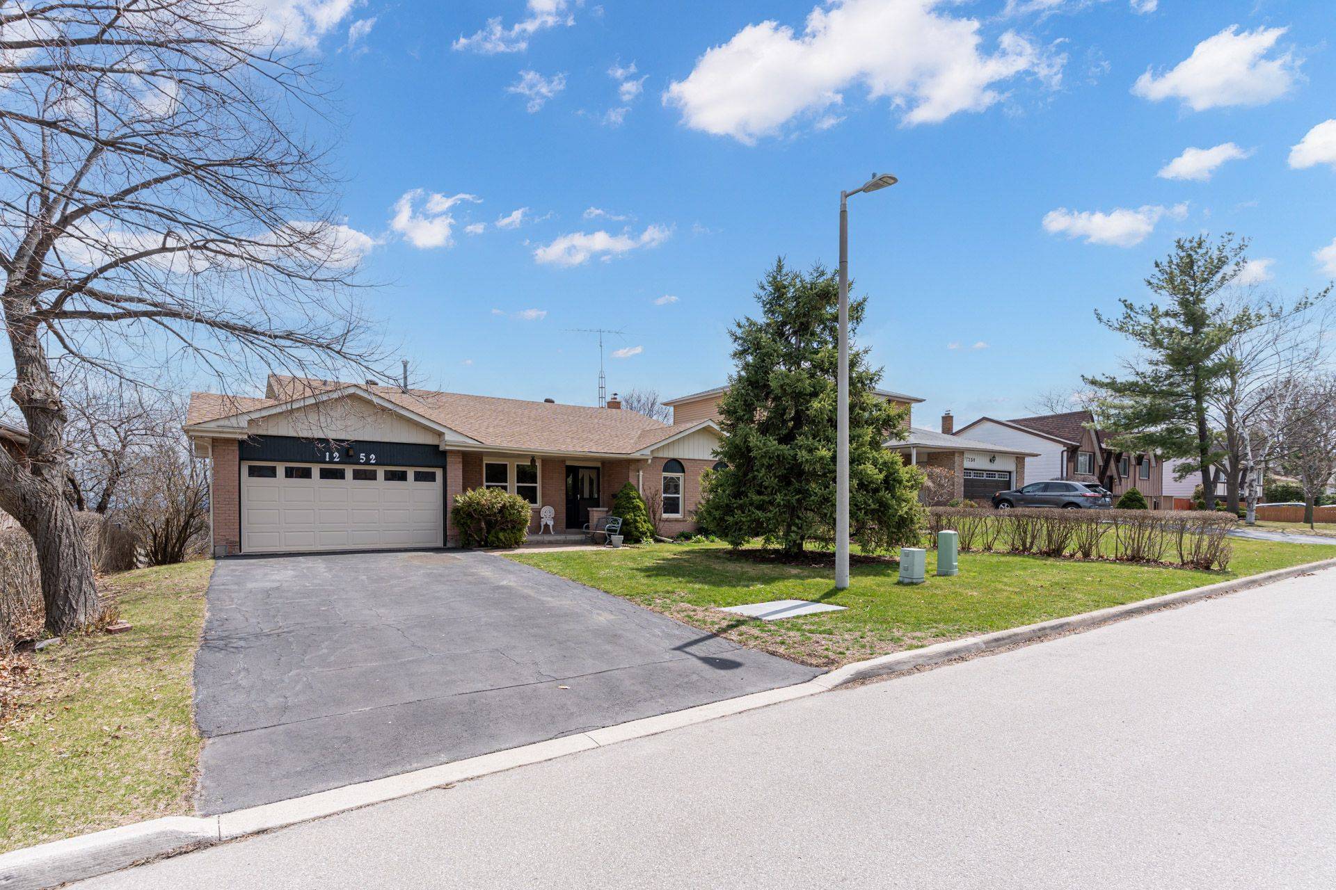 Oakville, ON L6H 2M8,1252 Lakeview DR