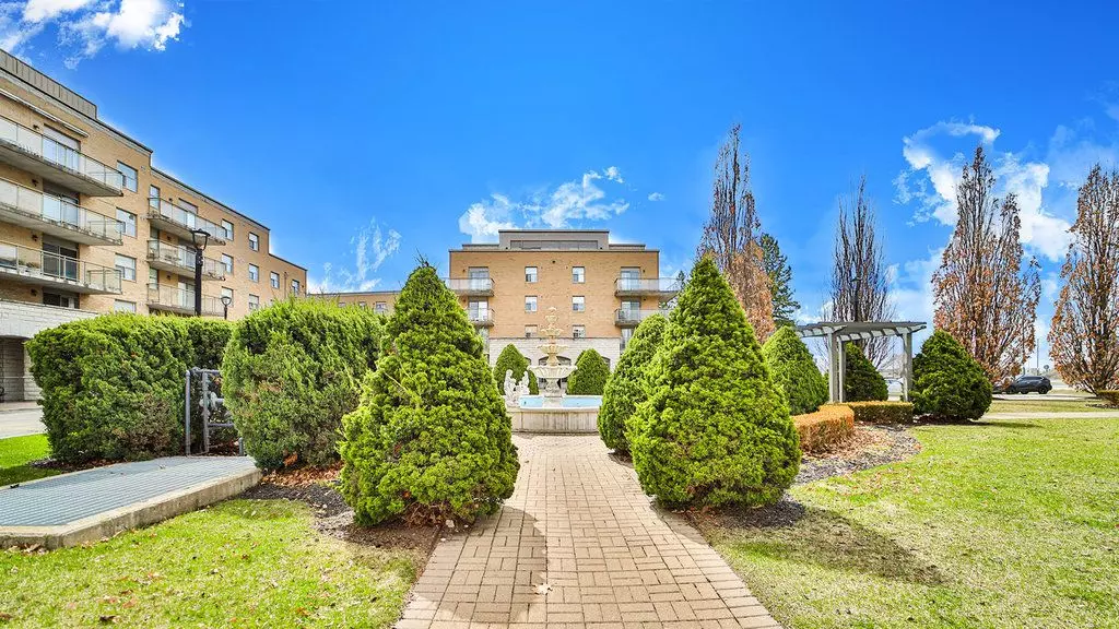 2506 Rutherford RD #202, Vaughan, ON L4K 5N4