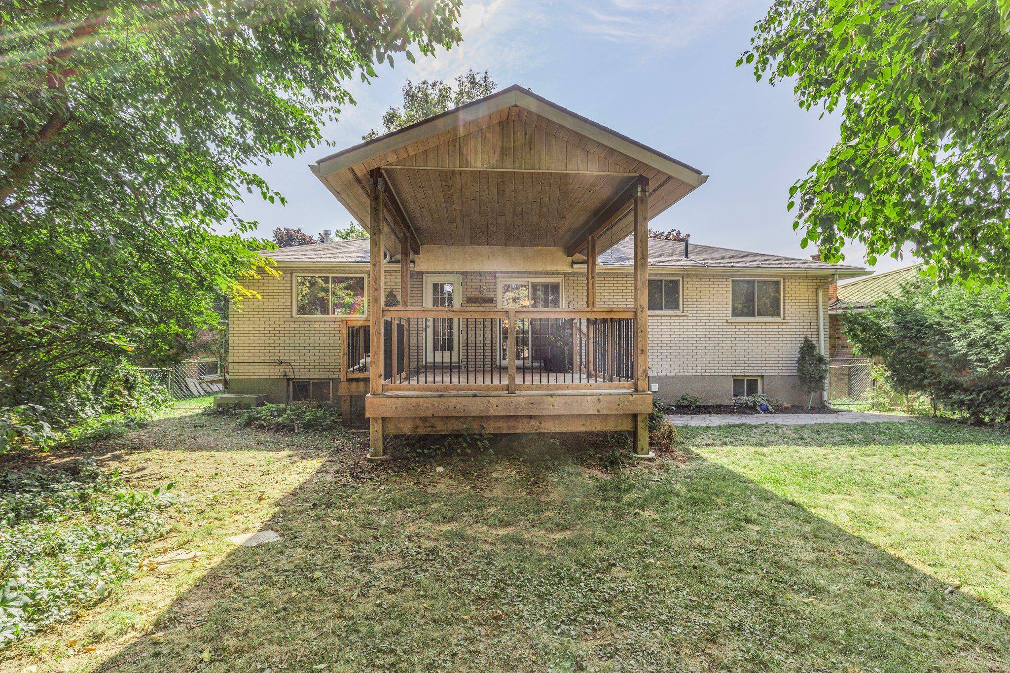 Barrie, ON L4M 2X6,12 Roslyn RD