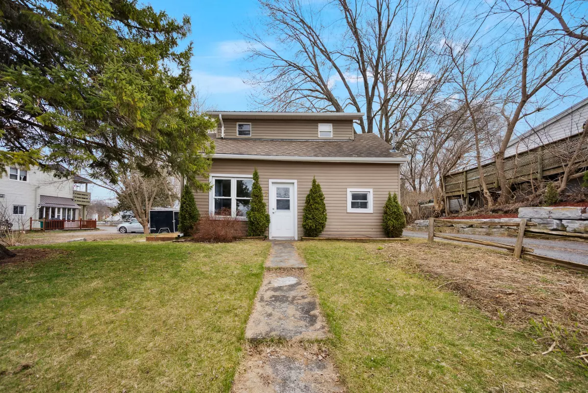 Prince Edward County, ON K0K 2T0,7 Elks ST
