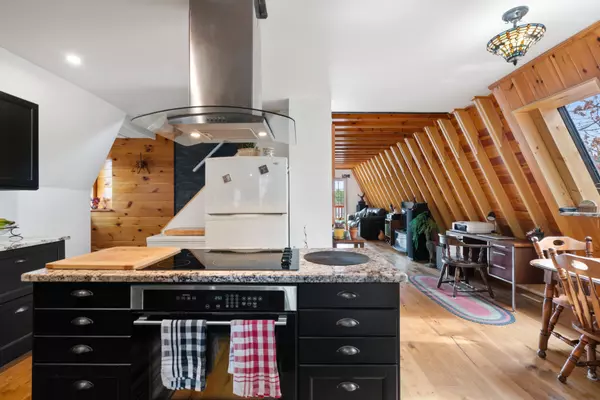 Leeds And The Thousand Islands, ON K0E 1B0,931 Summer LN