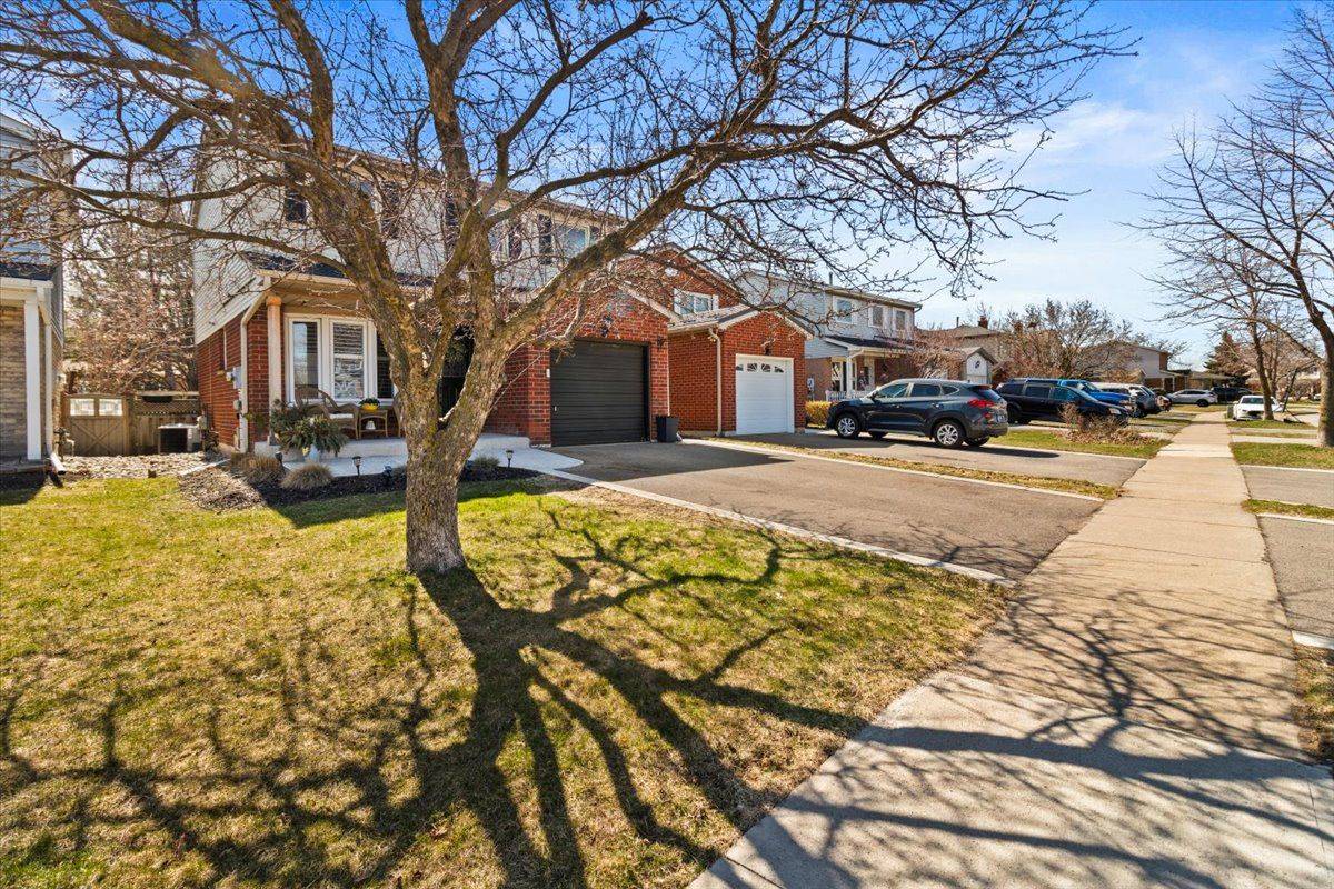 Burlington, ON L7M 3H2,2257 Silverbirch CT