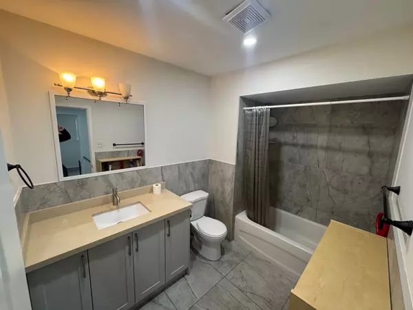 Mississauga, ON L5B 2J9,400 Pinemeadow AVE #UPPER