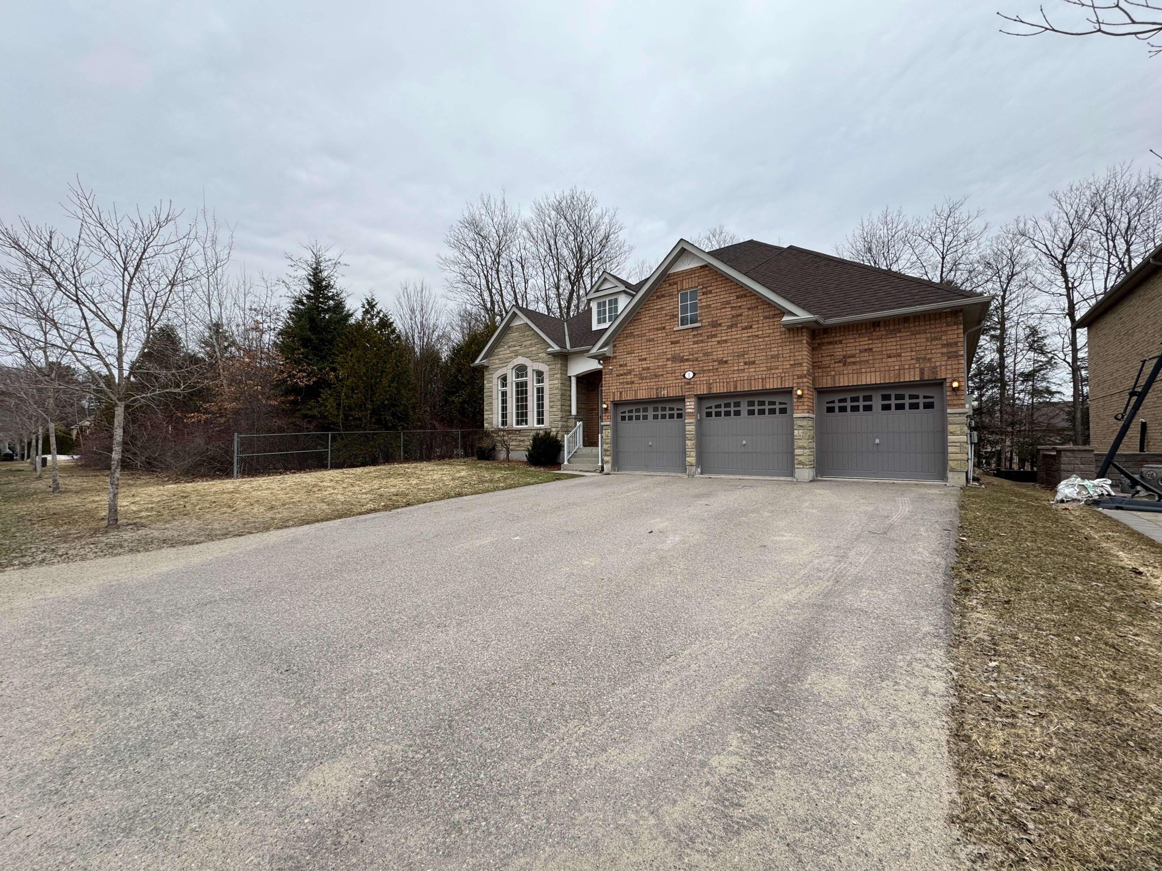 2 Camelot SQ, Barrie, ON L4M 0C2