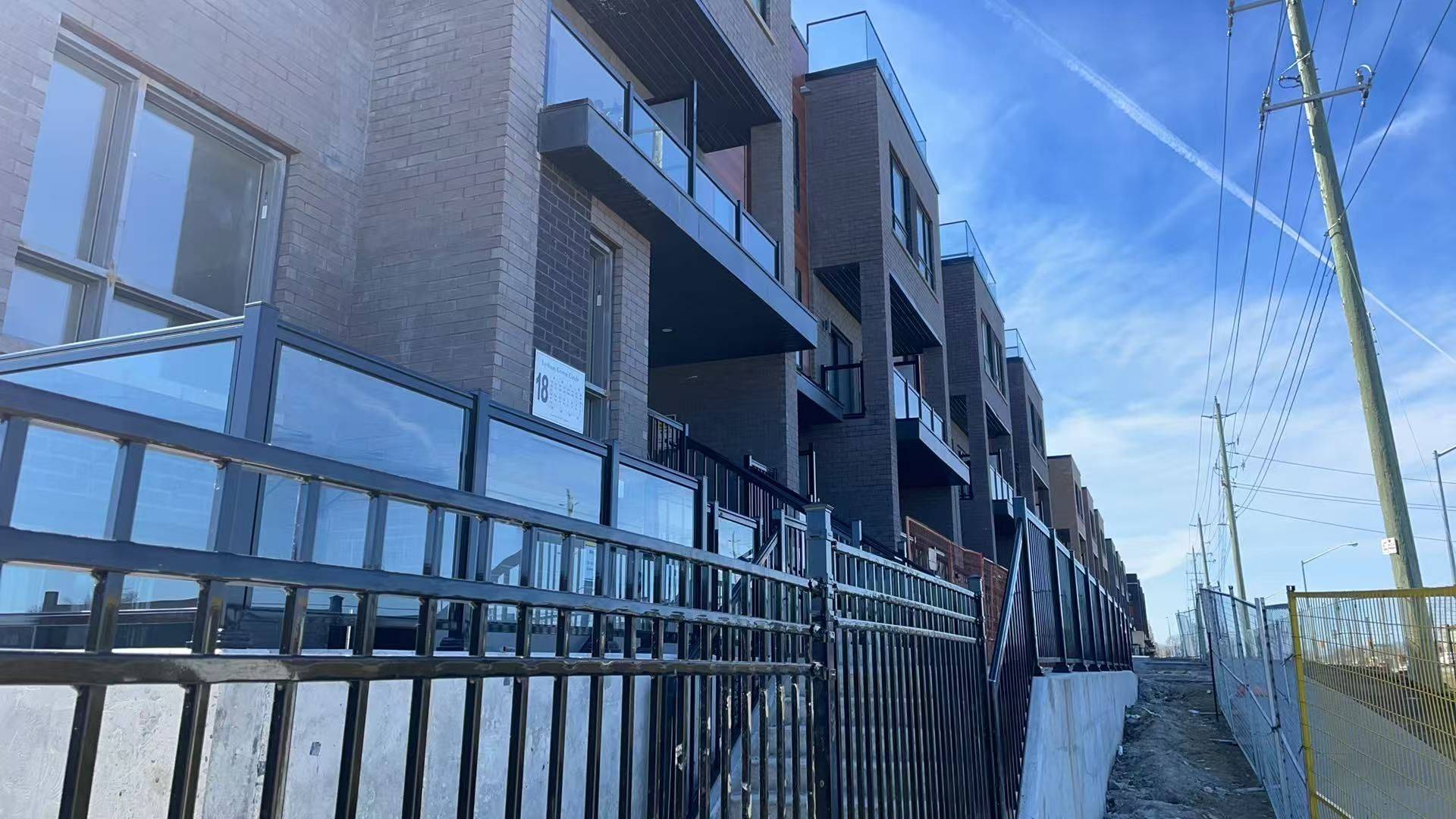 Newmarket, ON L3Y 2P3,18 Lytham Green CIR #14