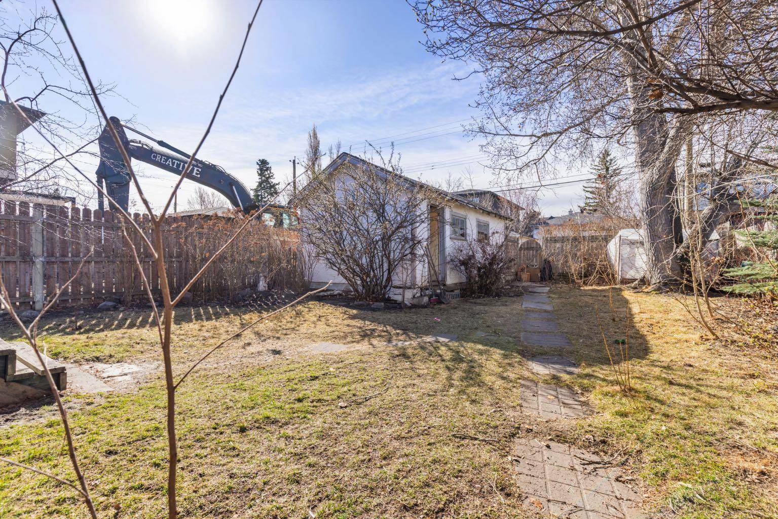 Calgary, AB T2M 1T5,913 23 AVE NW