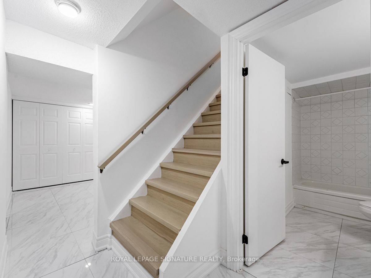 71 Innisbrook (Lower) CRES, Markham, ON L3T 5A9