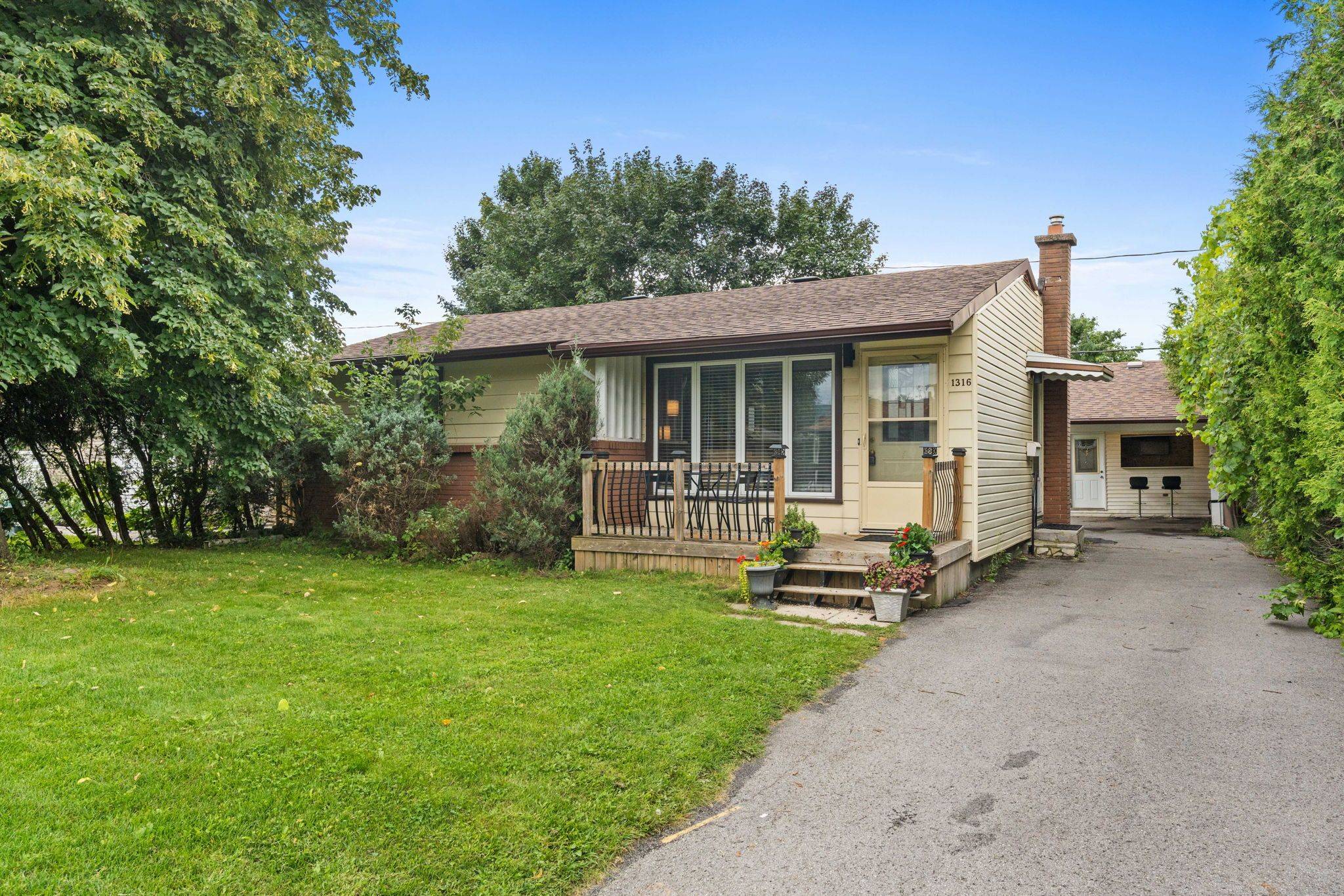 1316 AVENUE U AVE, Alta Vista And Area, ON K1G 0E1