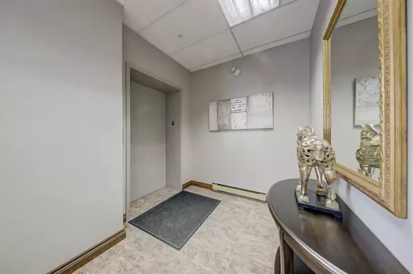 Richmond Hill, ON L4C 9M6,9955 Yonge ST #207