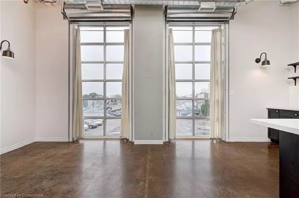 Hamilton, ON L8R 3H7,11 Rebecca ST #202