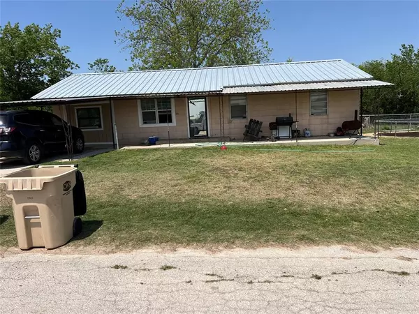 111 W Martin Avenue, Comanche, TX 76442